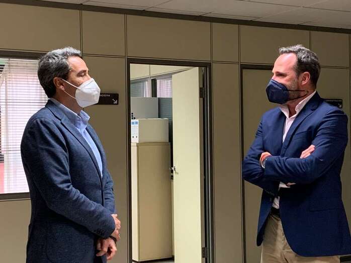 Héctor Santos García (i), representante de la UTE, y el concejal Eloy Santana (d) / TA